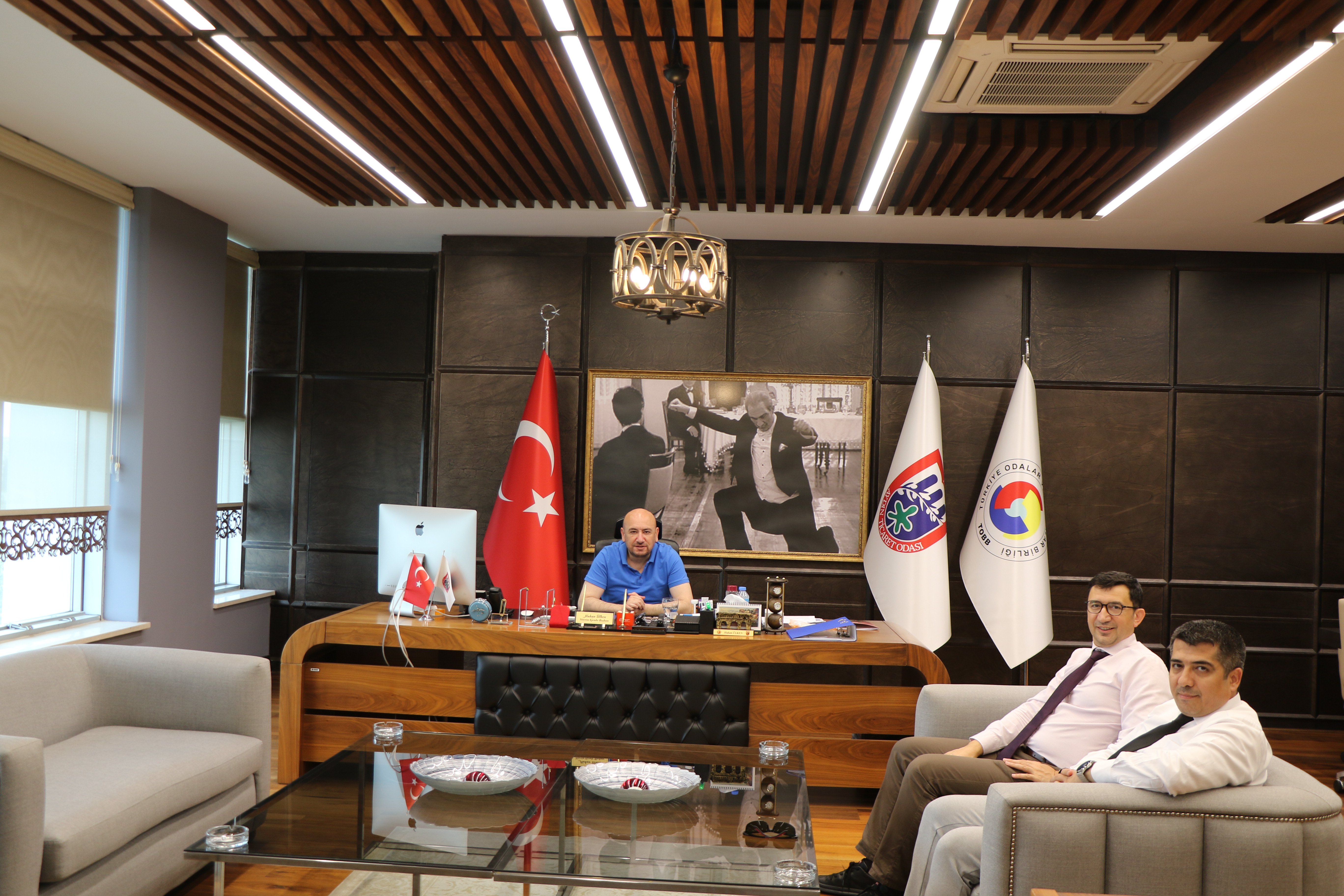 Adnan Menderes Üniversitesi Hastanesi Başhekimi Prof. Dr. Mücahit Avcil ve Doç.Dr. Ali Duman, TOBB Yönetim Kurulu Üyesi ve Odamız Başkanı Hakan Ülken’i makamında ziyaret ettiler.