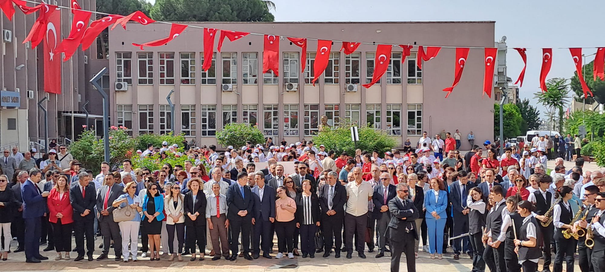 19 Mayıs Atatürk'ü Anma, Gençlik ve Spor Bayramı kapsamında Aydın Valiliği önünde düzenlenen kutlama törenine Odamız Meclis Başkan Yardımcısı Semih ÇAKIR katılım sağladı.