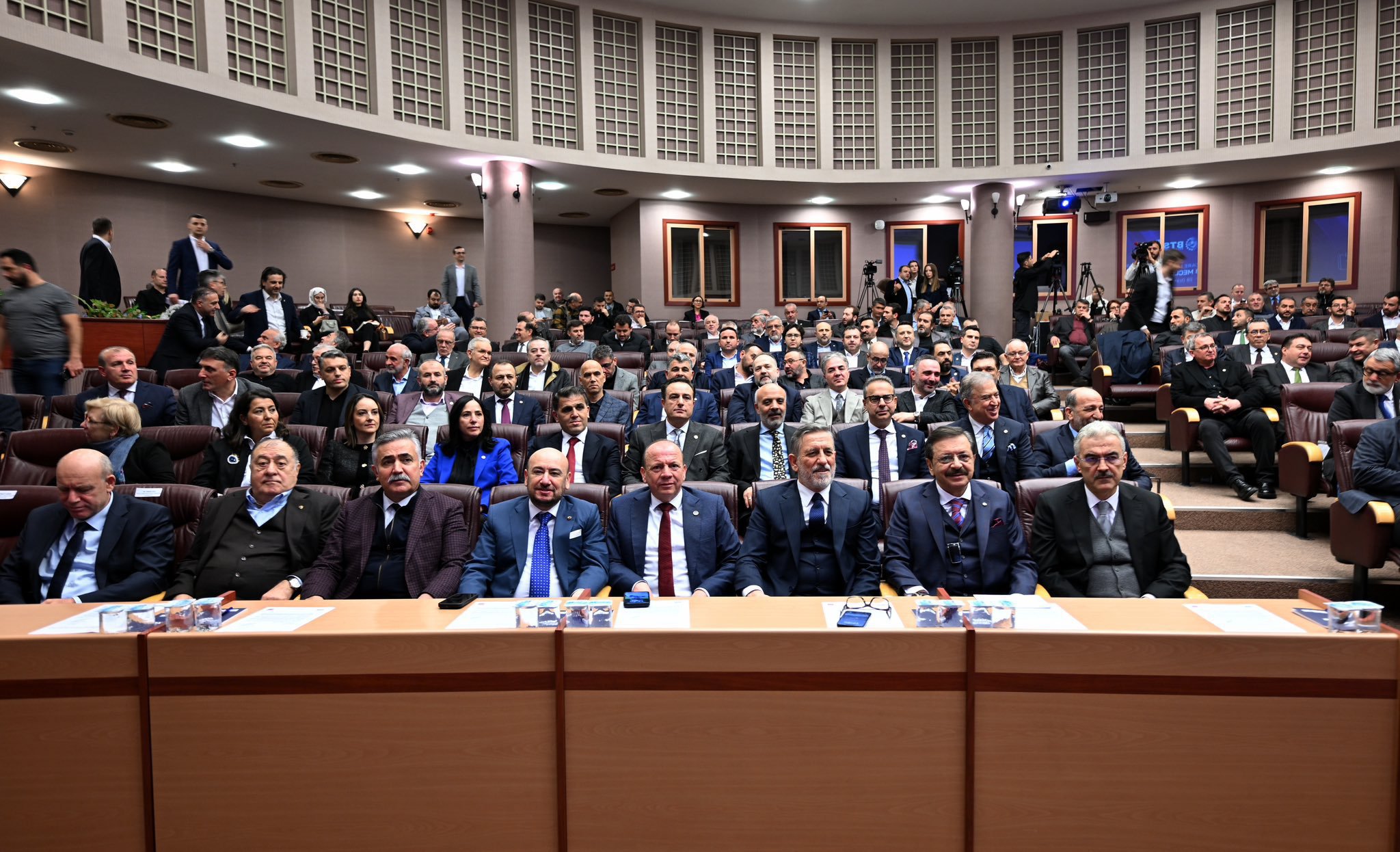 TOBB HEYETİ, BURSA TİCARET VE SANAYİ ODASI MECLİS TOPLANTISINDA Türkiye Odalar ve Borsalar Birliği (TOBB) Başkanı M. Rifat HİSARCIKLIOĞLU, TOBB Yönetim Kurulu Üyesi ve AYTO Başkanı Hakan ÜLKEN ve beraberindeki TOBB heyeti Bursa Ticaret ve Sanayi Odası Meclis Toplantısına katıldı.